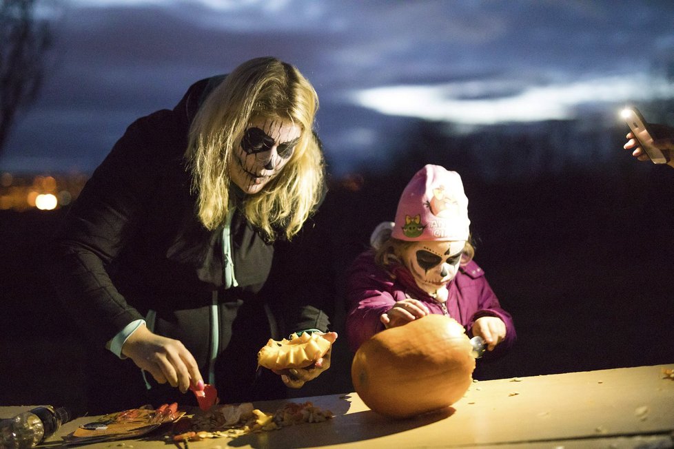 Součástí úterní akce byla i oslava Halloweenu - děti při dlabání dýní a vytváření dýňových lampionů pro večerní průvod.