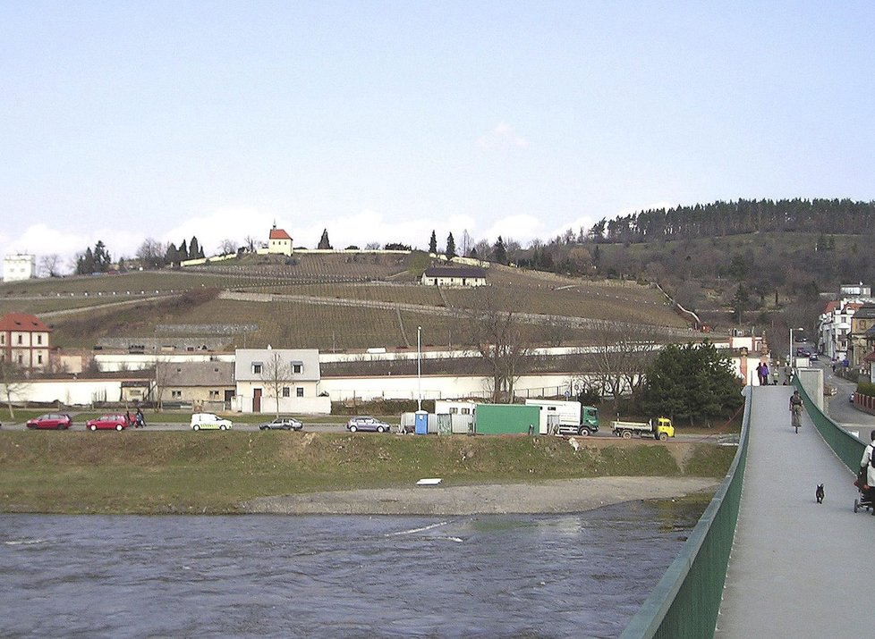 Zasazení stavby do krajiny – pohled od Vltavy. Všimnete si budovy?