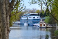 Největší loď v Praze láká turisty. Před luxusními hotely vyhrává snídaně pod širým nebem