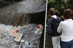 Vody Botiče, který je v posledních dnech posilněný vytrvalým deštěm, strhly dvě nafukovací panny. (23. srpen 2022)