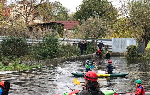 Ve vodách Botiče se našel mrtvý muž: Po jeho identitě policisté pátrají