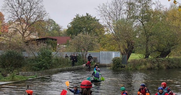 20. říjen 2019: V potoce Botič v pražských Záběhlicích bylo vodáky nalezeno mužské tělo bez známek života. 