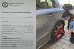 Špatně parkující řidič v Plzni místo botičky a nálepky na sklo dostane upozornění za stěrač.