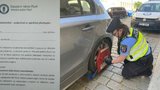 Nenáviděné „botičky“ na autech v Plzni končí: Teď už jen papír za stěrač