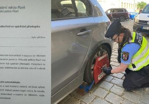 Špatně parkující řidič v Plzni místo botičky a nálepky na sklo dostane upozornění za stěrač.