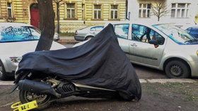 Skútry a motorky teď dostávají v Praze častěji „botičky“.