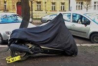 Botička na motorku nebo skútr. Pražská policie tvrdě zasahuje proti stání na chodníku