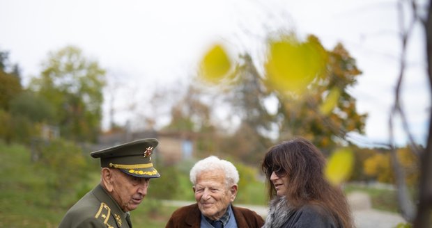 Váleční veteráni, které spojuje stejný věk, stejná válka, jen odlišné zážitky. Zatímco Tomáš Lom létal ve strojích RAF, Václav Kuchynka bojoval proti příslušníkům Wehrmachtu na zemi.