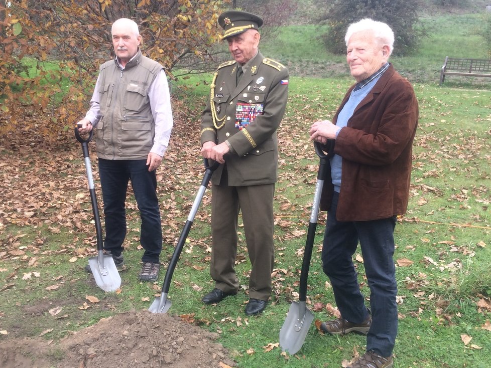 Josef Skalka (nalevo) se nechal naverbovat do armády se vznikem České republiky.