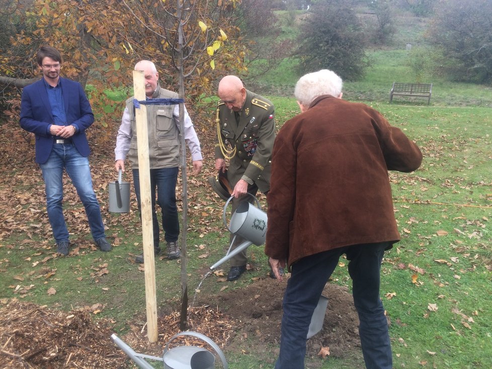 Po vysazení stromů došlo i na symbolické zalití lípy, aby rostla do krásy a dělala čest osobnostem, kteří ji na půdě zahrady vysadili.