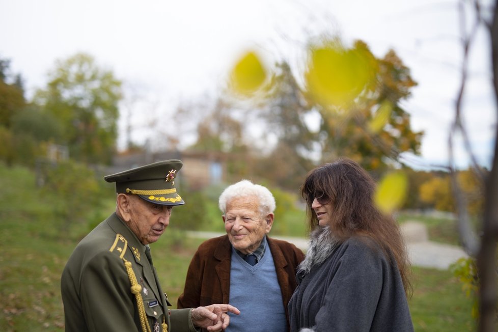 Váleční veteráni, které spojuje stejný věk, stejná válka, jen odlišné zážitky. Zatímco Tomáš Lom létal ve strojích RAF, Václav Kuchynka bojoval proti příslušníkům Wehrmachtu na zemi.