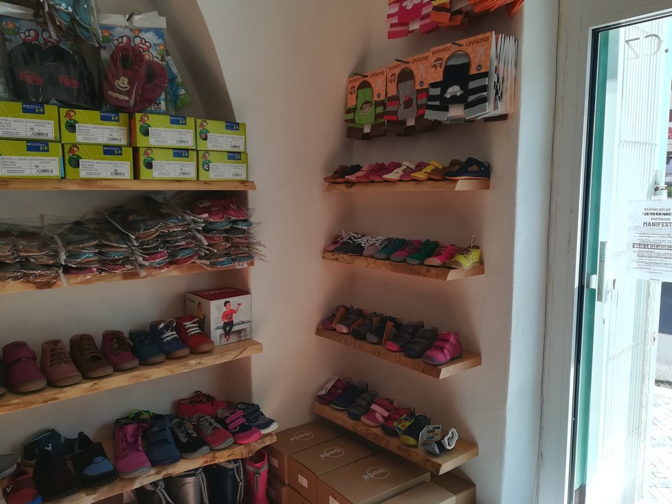 V obchodě Kamily Volfové a její obchodní partnerky je k vidění spousta bot.