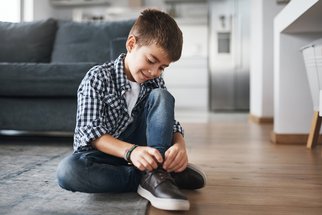 Většině dětí ničí boty nohy i páteř. Jak tomu zabránit?