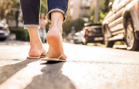 V letní obuvi vaše nohy trpí nejvíc! Jaké boty jsou ty pravé?