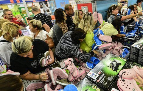 Šílenství kvůli botám: Gumové křusky rozebrali lidi za pár minut