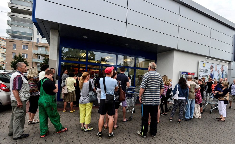 Lidé v Praze nedočkavě čekali před obchodem ještě před otevřením
