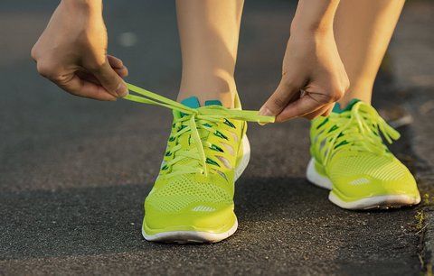 "Bosá" chůze nebo běh ve speciálních botách zase tak zdravé nejsou, ukazují studie