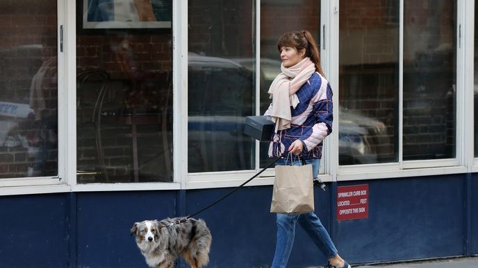 Helena Christensen v teniskách Converse