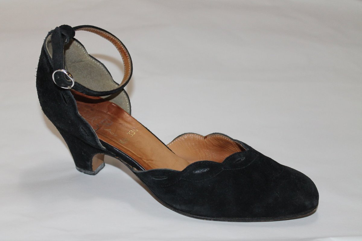 80. léta  Společenská obuv v tomto desetiletí hledala inspiraci v luxusních 30. letech. Řemínky kolem nártu a elegantní linie byly charakteristické pro obě tato období. Cena na československém trhu v 80. letech – 330 Kčs. Na tehdejší dobu docela vysoká částka.