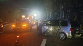 Srážka tří aut na Sokolovsku: Dva lidé nehodu nepřežili.