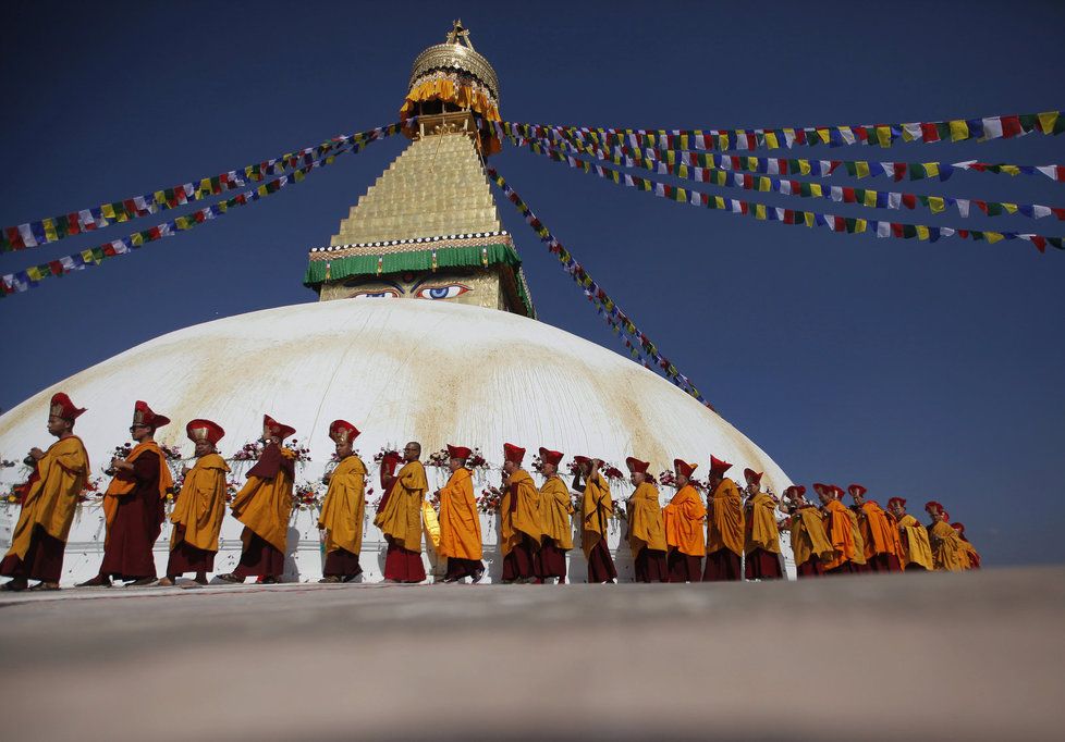 V Nepálu slavnostně otevřeli buddhistický chrám Boudhanath Stupa, který byl poničen během loňského zemětřesení