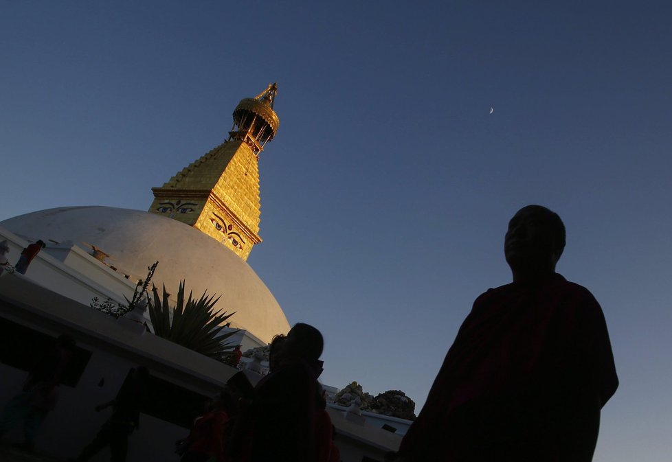 V Nepálu slavnostně otevřeli buddhistický chrám Boudhanath Stupa, který byl poničen během loňského zemětřesení