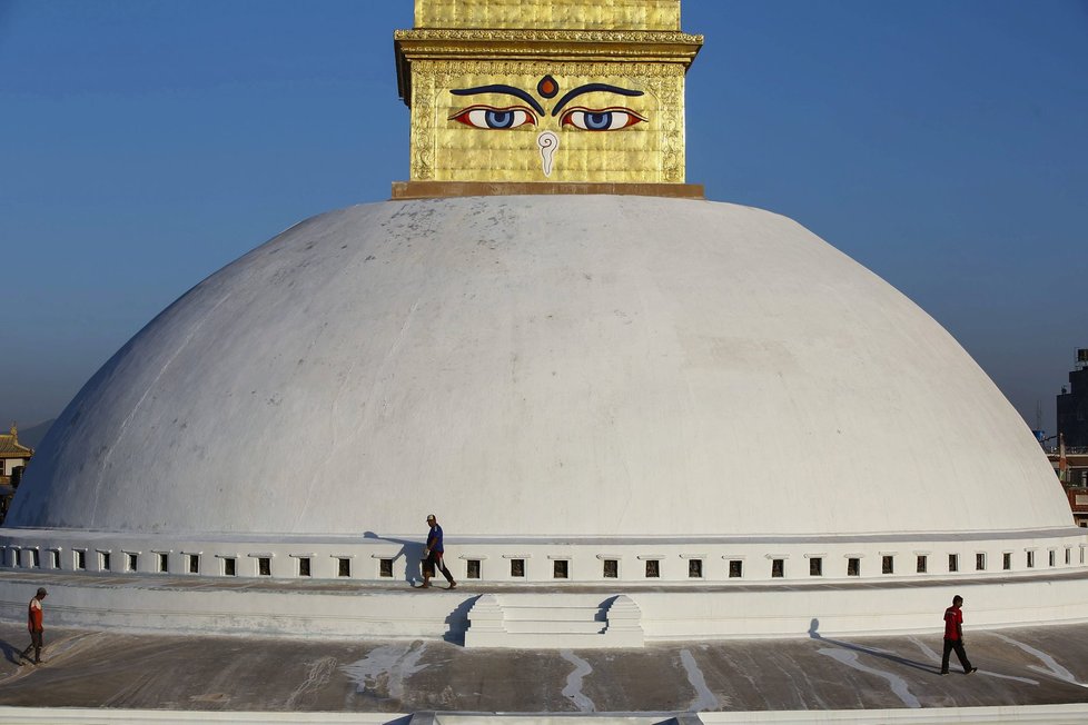 V Nepálu slavnostně otevřeli buddhistický chrám Boudhanath Stupa, který byl poničen během loňského zemětřesení