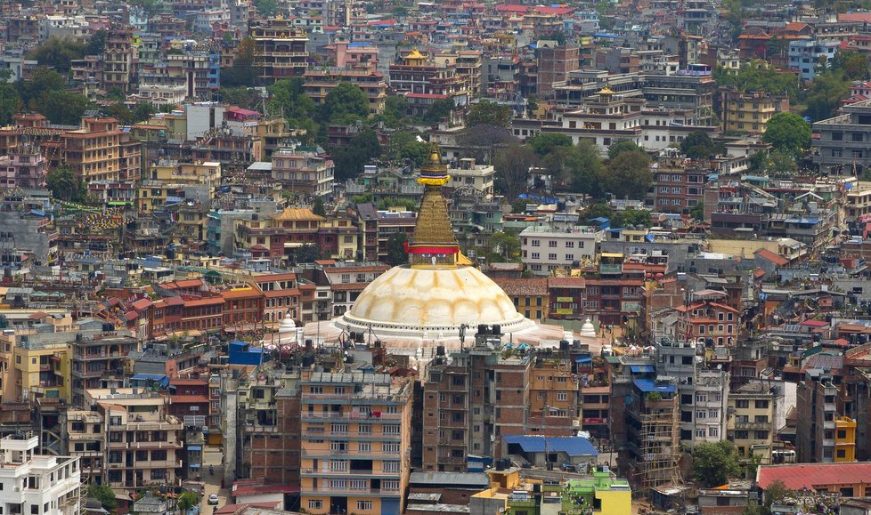 V Nepálu slavnostně otevřeli buddhistický chrám Boudhanath Stupa, který byl poničen během loňského zemětřesení