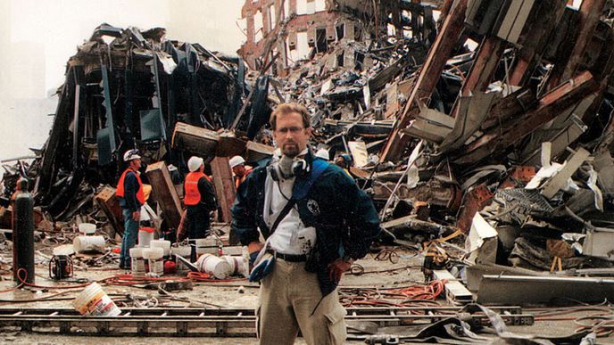 13. záři 2001 v místech kde stála newyorská Dvojčata. Na snímku architekt Jiří Boudník při záchranných pracích.