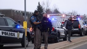 Situace v americkém Boulderu, kde střelec zavraždil mnoho lidí, včetně policisty. (23. 4. 2021)