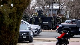 Situace v americkém Boulderu, kde střelec zavraždil mnoho lidí, včetně policisty. (23. 4. 2021)
