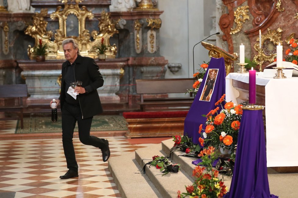 Slávek Boura na mši připil Řandovi černou limonádou.