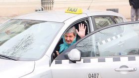 Slávek teď řídí taxi. A proč má na autě napsáno Václav? Více informací naleznete v článku