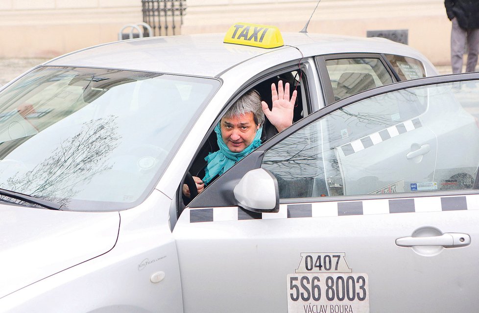 Slávek teď řídí taxi. A proč má na autě napsáno Václav? Více informací naleznete v článku.