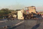 Fatální bouračka na dálnici D11 skončila požárem: Zemřeli dva lidé