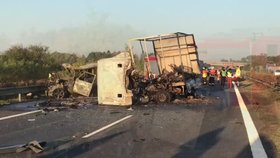 Fatální bouračka na dálnici D11 skončila požárem: Zemřeli dva lidé