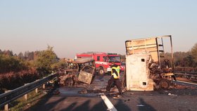 Při srážce dvou vozů na dálnici D11 zemřeli dva lidé.
