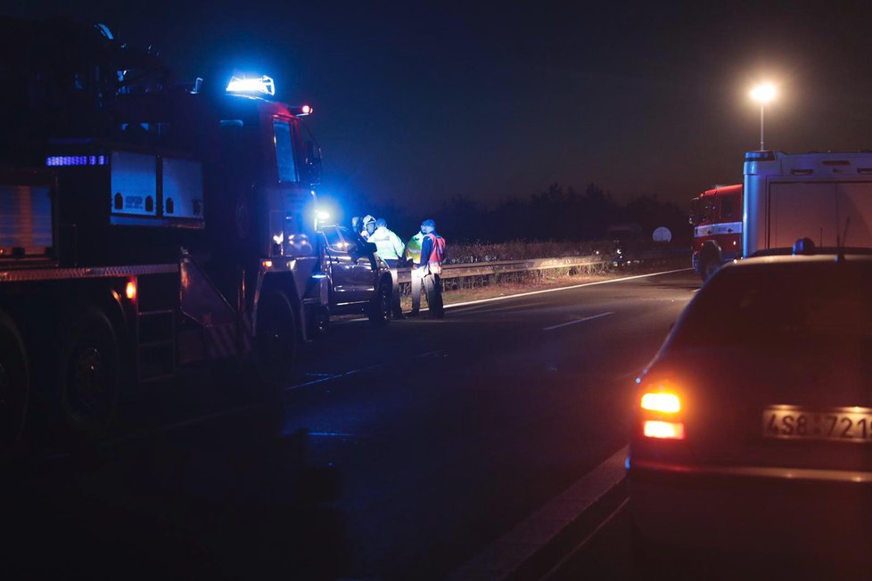 Při srážce dvou vozů na dálnici D11 zemřeli dva lidé.