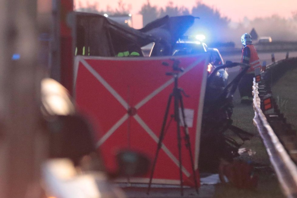 Při srážce dvou vozů na dálnici D11 zemřeli dva lidé.