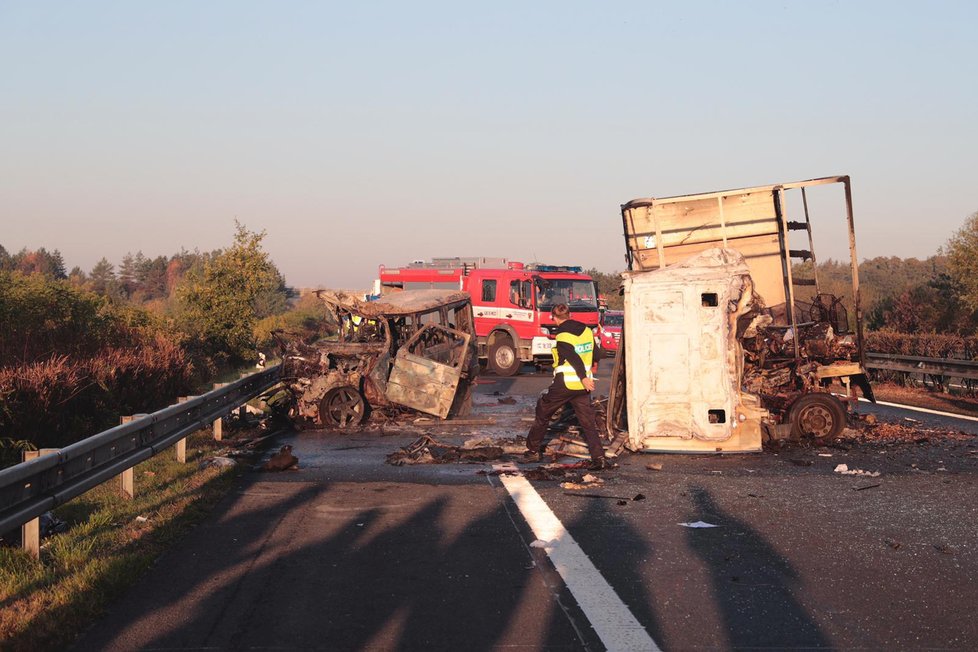 Při srážce dvou vozů na dálnici D11 zemřeli dva lidé.