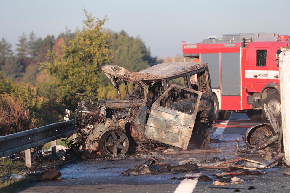 Při srážce dvou vozů na dálnici D11 zemřeli dva lidé.