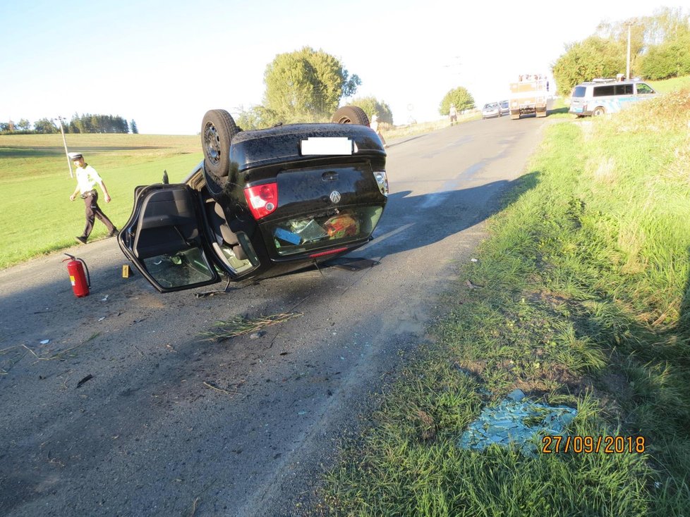 Mladík dostal v zatáčce smyk a obrátil svůj vůz při autonehodě na střechu. Při karambolu utrpěl zranění.