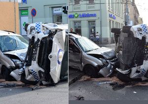 Vůz strážníků se loni srazil v centru Plzně s autem, ve kterém cestovala žena s dítětem.