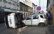 Vůz strážníků se loni srazil v centru Plzně s autem, ve kterém cestovala žena s dítětem.