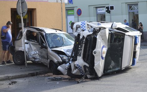 Vůz strážníků se loni srazil v centru Plzně s autem, ve kterém cestovala žena s dítětem.