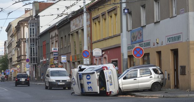 Vůz strážníků se loni srazil v centru Plzně s autem, ve kterém cestovala žena s dítětem.