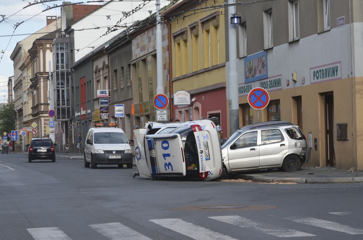 Vůz strážníků se loni srazil v centru Plzně s autem, ve kterém cestovala žena s dítětem.