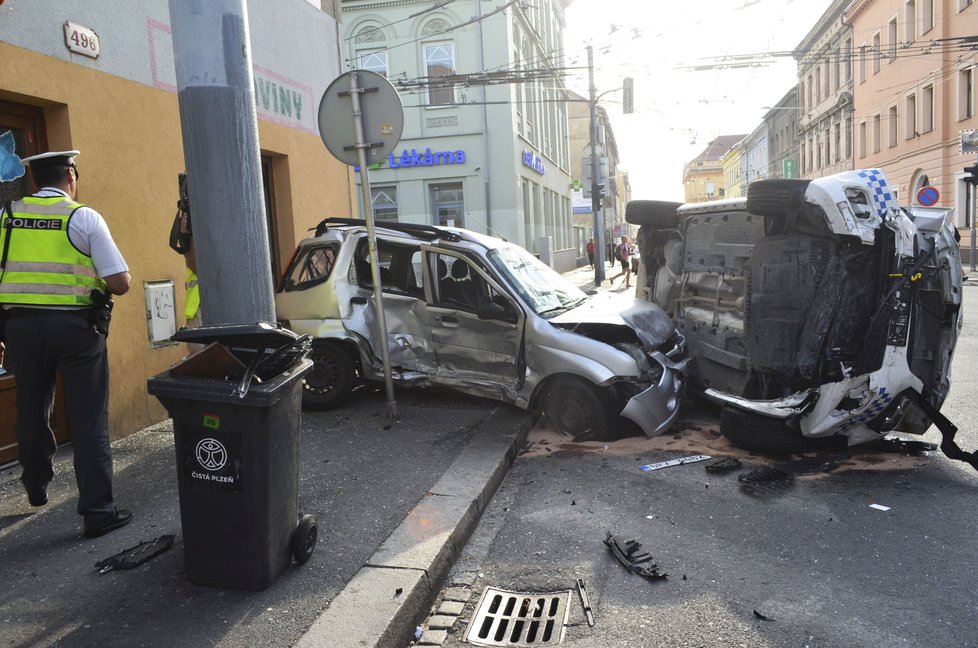 Vůz strážníků se loni srazil v centru Plzně s autem, ve kterém cestovala žena s dítětem.