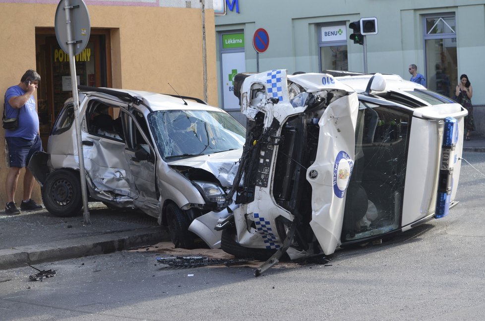 Vůz strážníků se loni srazil v centru Plzně s autem, ve kterém cestovala žena s dítětem.