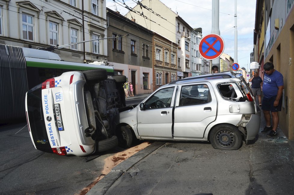 Vůz strážníků se loni srazil v centru Plzně s autem, ve kterém cestovala žena s dítětem.